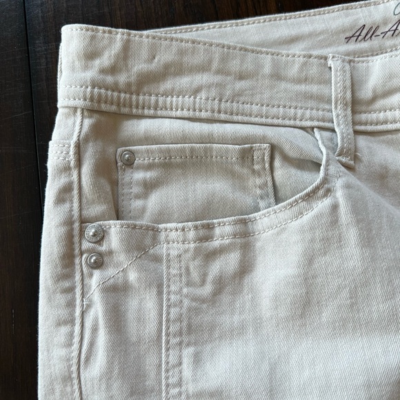 Gloria Vanderbilt All-Around Slimming Effect Beige Denim Capris - Picture 7 of 15